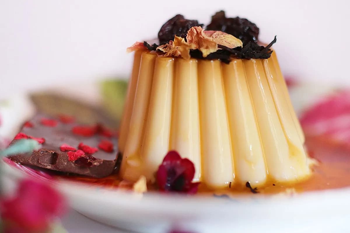 Pudim com calda de chocolate