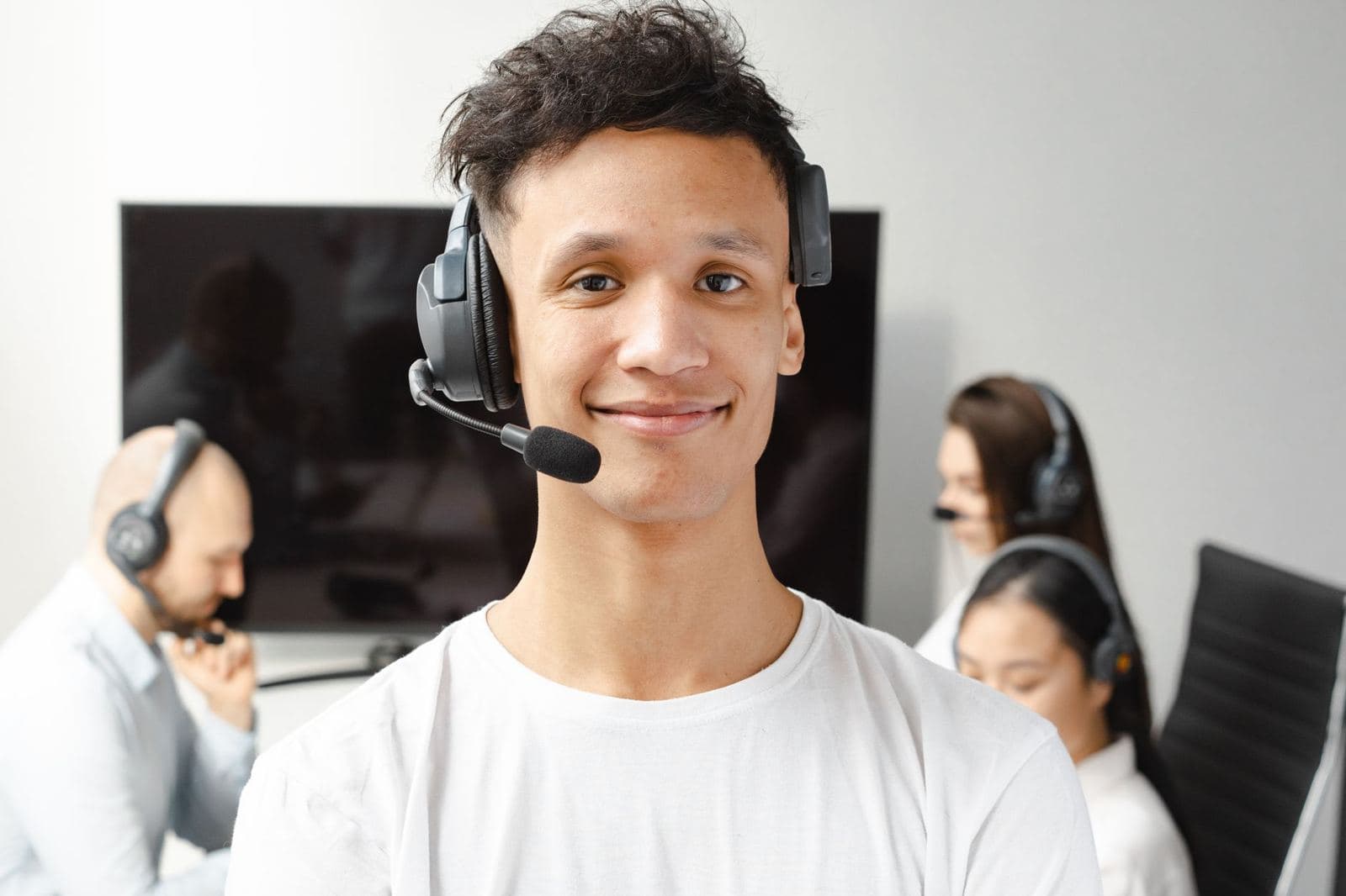 Atendente sorrindo com headset